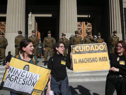 Mujeres se manifiestan este martes por la rebaja de la pena contra un hombre que el año pasado arrancó los ojos a su mujer en Santiago de Chile.