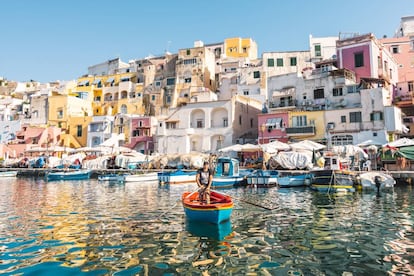 Vista de Marina Corricella, el barrio pesquero más antiguo de Procida (Italia).