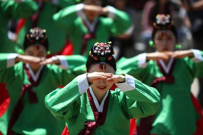 Un grupo de jóvenes de 20 años vestidas con trajes tradicionales participan en la ceremonia de su mayoría de edad, en Seúl (Corea del Sur).