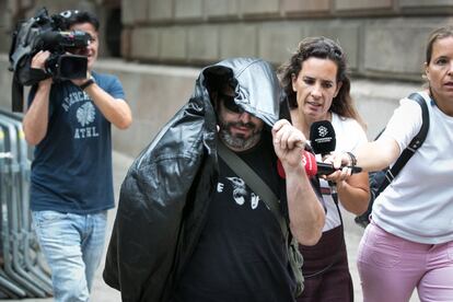 La víctima de la presunta agresión sexual múltiple en Manresa (Barcelona) ha declarado este lunes en la Sección 22 de la Audiencia de Barcelona y ha relatado cómo fue violada. En la imagen, uno de los acusados a la salida de la Audiencia.