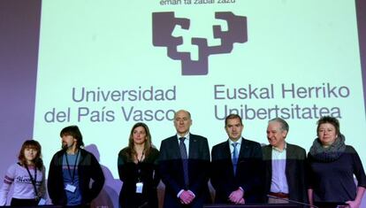 El rector de la UPV, Iñaki Goirizelaia (en el centro), junto a varios miembros del claustro.