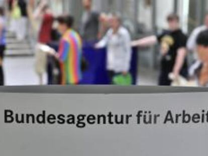 Un grupo de personas haciendo cola en una agencia de empleo en Leipzig (Alemania). EFE/Archivo