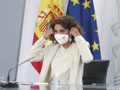 La portavoz del Gobierno, María Jesús Montero, se retira la mascarilla antes de ofrecer una rueda de prensa en septiembre.