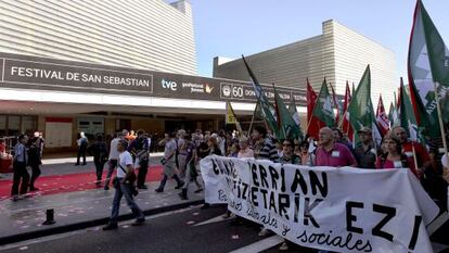 La manifestación a favor de la huelga general convocada hoy por los sindicatos ELA y LAB pasa junto al Kursaal de San Sebastián