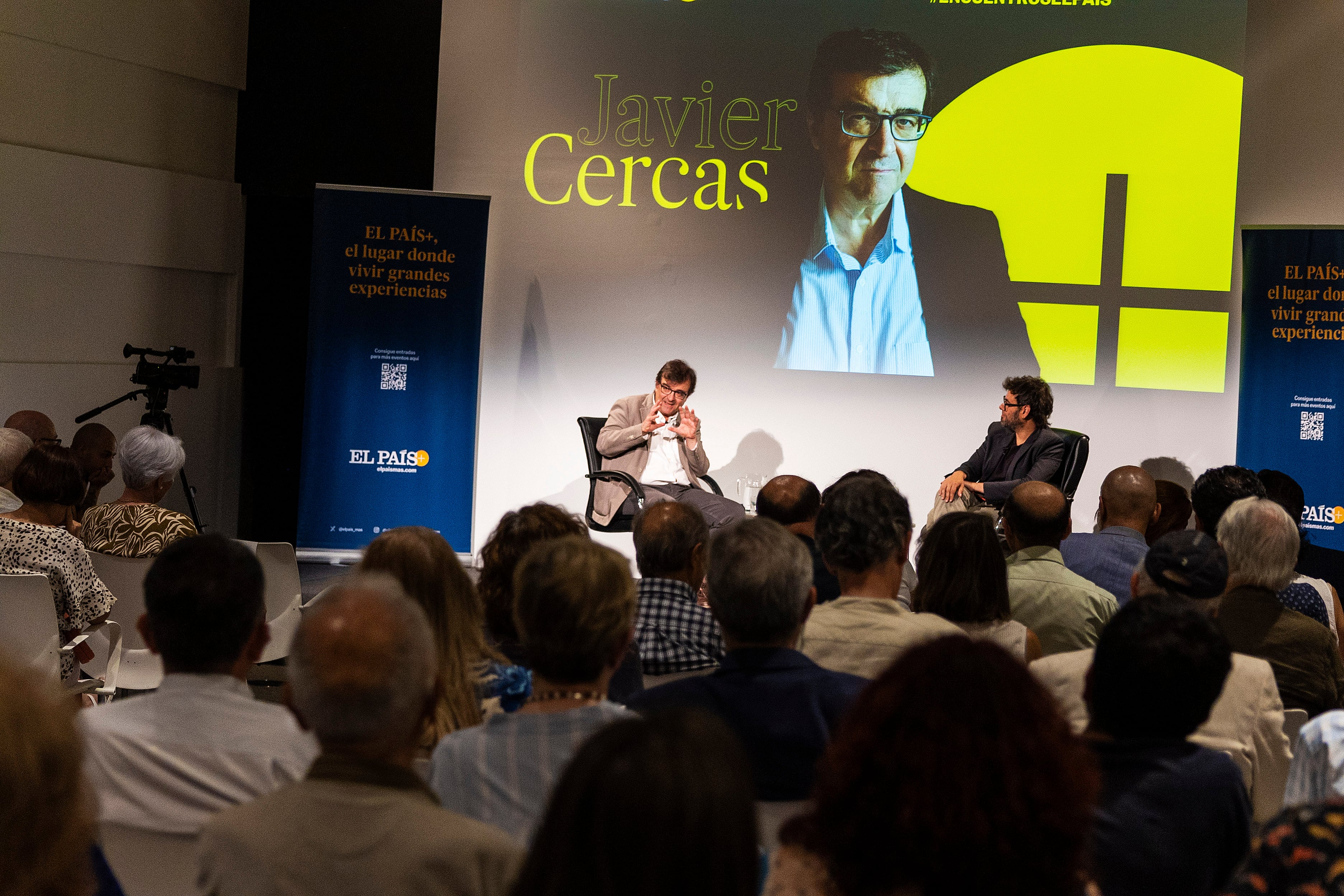 Cercas, con los lectores del diario.