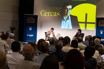 Cercas, con los lectores del diario.