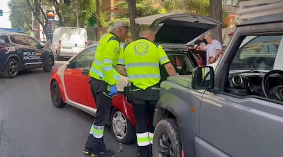 Una mujer es atropellada cuando estaba cogiendo algo del maletero de su coche.