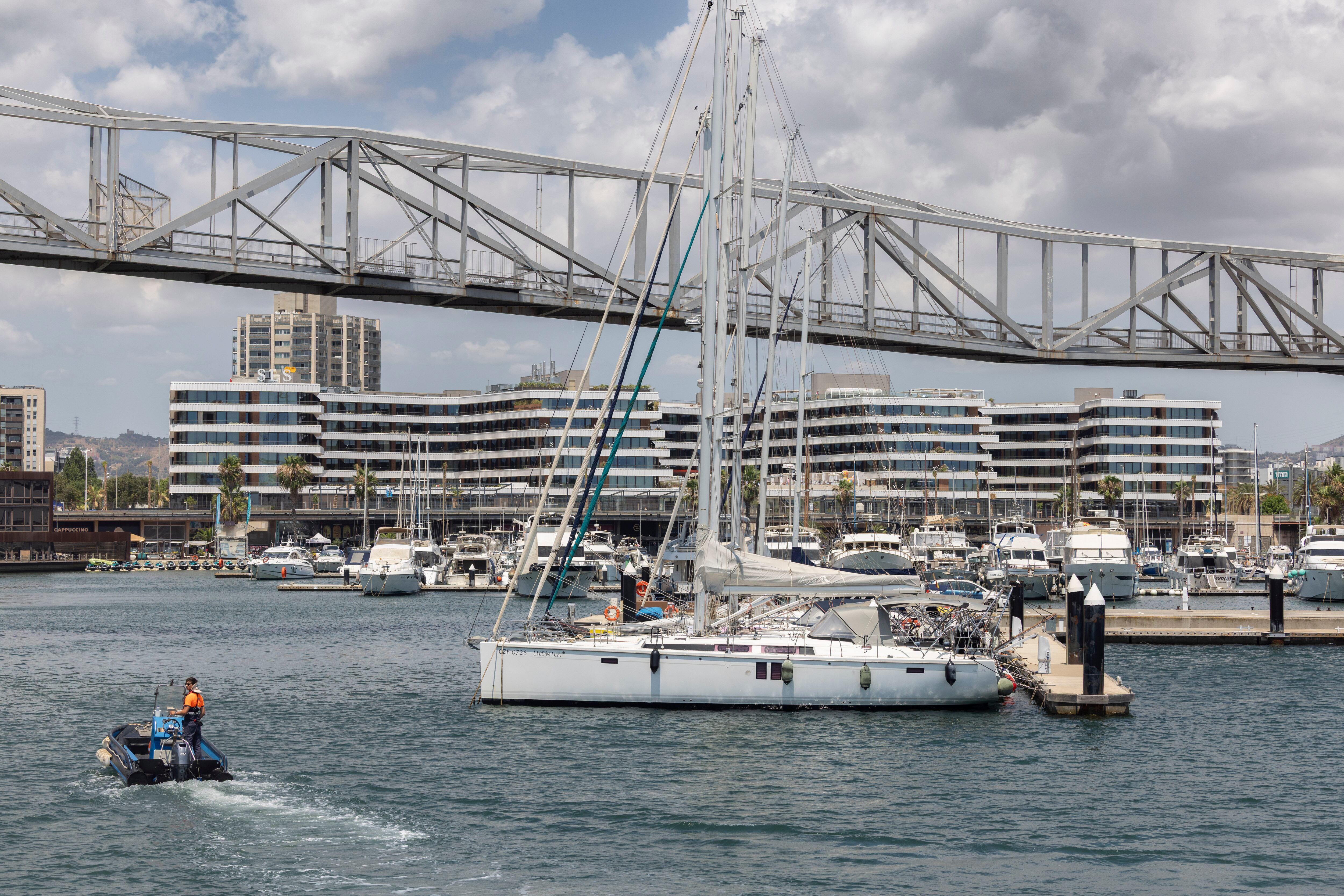 El puente del Port Fòrum, con barcos en los amarres y el nuevo hotel SLS al fondo.