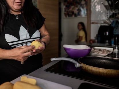 Una mujer desahuciada de su casa madrileña prepara la comida en su nuevo hogar, en una foto de archivo.