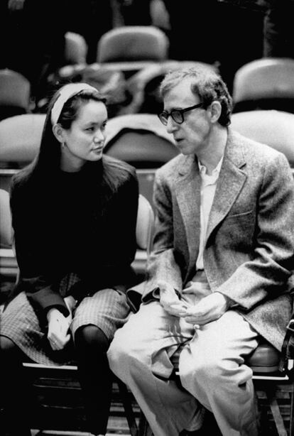 Woody Allen y Soon-Yi Previn en un partido de los New York Knicks en una imagen de archivo.