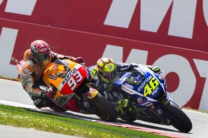 Márquez y Rossi en la penúltima curva de Assen.