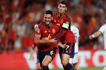 Mikel Merino celebra con Álvaro Morata el 2-0