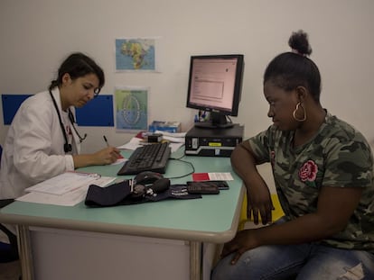Una joven, en el consultorio de urgencias de Castelvolturno, en Campania (Italia).