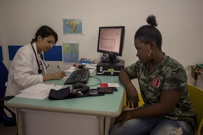 Una joven, en el consultorio de urgencias de Castelvolturno, en Campania (Italia).