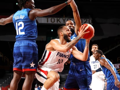 Fournier lanza entre Holiday y Kevin Durant durante el partido Francia-Estados Unidos.