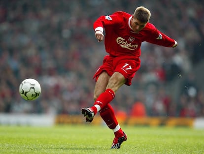 Gerrard, de 36 anos, o quarto jogador que mais vezes vestiu a camisa da Inglaterra - 114 jogos, só atrás de Peter Shilton, Wayne Rooney e David Beckham -, disputou 710 jogos pelo Liverpool, antes de ir em 2015 ao LA Galaxy, da liga norte-americana. Na imagem, Steven Gerrard marga um gol durante um jogo entre Liverpool e Charlton Athletic, no estádio Anfield em 21 de abril de 2003.