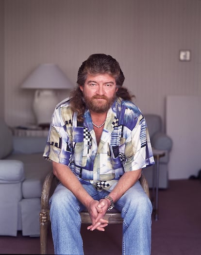 Joe Eszterhas posa en el hotel Four Seasons de Beverly Hills en 1992.