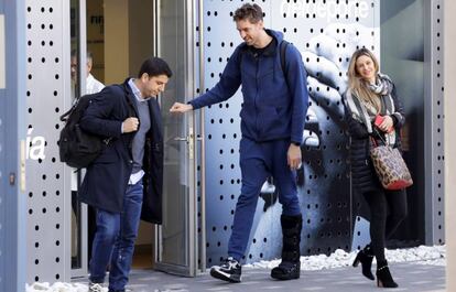 Pau Gasol, en la clínica de Murcia, entre su fisio Joaquín Juan y su esposa Catherine McDonnell.