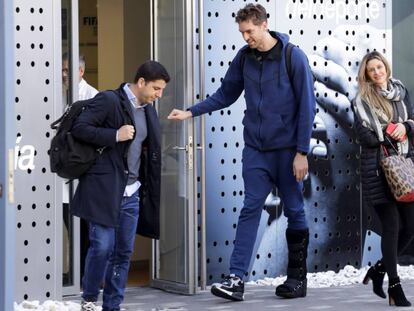 Pau Gasol, en la clínica de Murcia, entre su fisio Joaquín Juan y su esposa Catherine McDonnell.