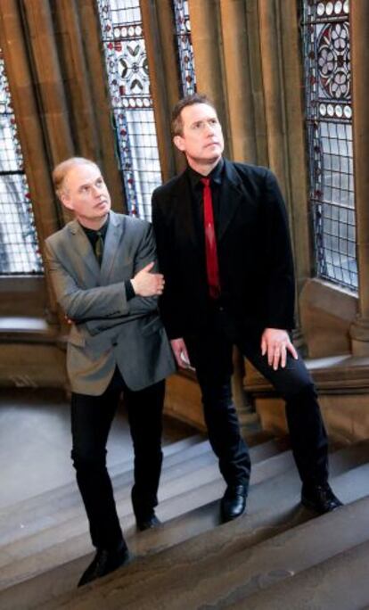 Paul Humphries (izquierda), teclista, y Andy McCluskey, vocalista y bajista, más conocidos como Orchestral Manouvres in the Dark.
