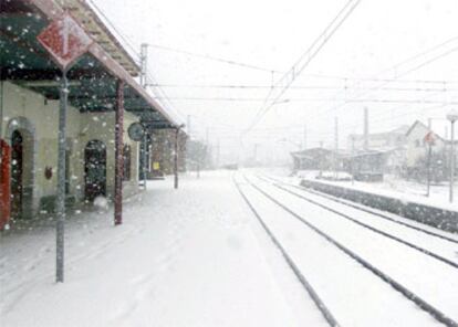 La estación de ferrocarril de Bárcena permanece cerrada debido al temporal de nieve que sigue azotando el norte peninsular que, además, ha provocado el cierre de puertos de montaña, carreteras y otras vías férreas de varios pueblos de Cantabria.