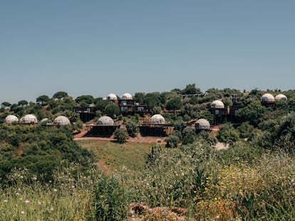 Vista de las “casas domo” de Wecamp Reserva Alecrim, en Alentejo (Portugal).