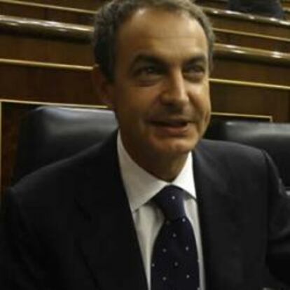 El presidente del Gobierno, José Luis Rodríguez Zapatero, durante su comparecencia extraordinaria hoy en el pleno del Congreso