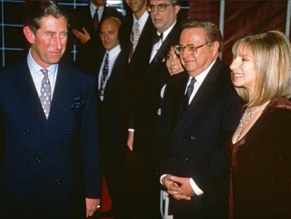 El príncipe Carlos de Inglaterra y Barbra Streisand en abril de 1994 en Londres.