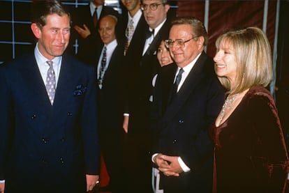 El príncipe Carlos de Inglaterra y Barbra Streisand en abril de 1994 en Londres.