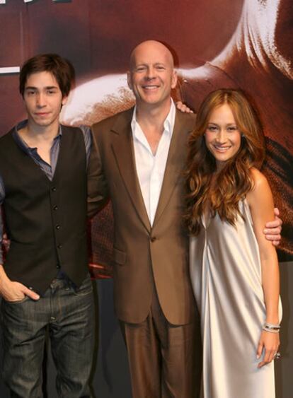 Los actores norteamericanos Justin Long, Bruce Willis y Maggie Q posan durante la promoción de su película 'Jungla 4.0' en Tokio (Japón).