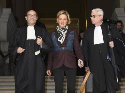 Delphine de Sajonia-Coburgo (antes Boël) acude al tribunal junto a sus abogados en noviembre de 2019.