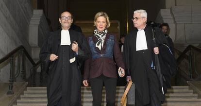 Delphine de Sajonia-Coburgo (antes Boël) acude al tribunal junto a sus abogados en noviembre de 2019.