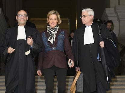 Delphine Boël acude al tribunal junto a sus abogados Marc Uyttendaele (izquierda) y Alain De Jonge, el pasado noviembre.