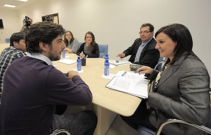 La consejera María José Catalá con los delegados de alumnos de universidades.