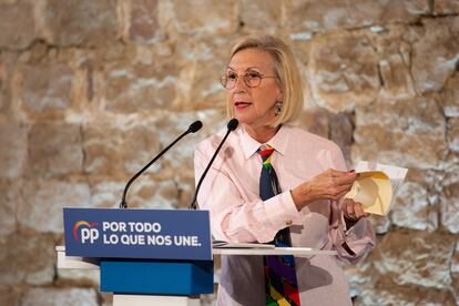 La fundadora de UPyD, Rosa Díez, en un acto del PP en Barcelona luciendo una simbólica corbata.