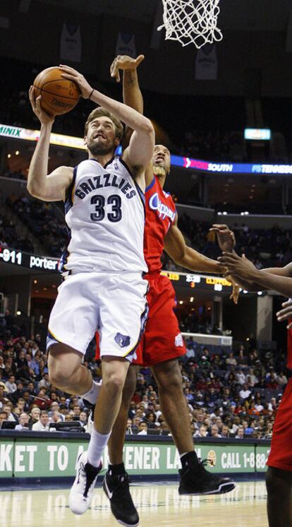 Brian Skinner trata de frenar la entrada a canasta de Marc Gasol.