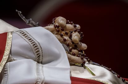 Detalle de las manos del papa emérito Benedicto XVI, este lunes.