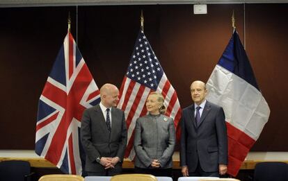 La secretaria de Estado de EEUU, Hillary Clinton, con el ministro de Exteriores de Reino Unido, William Hague, y su homólogo francés Alain Juppé.