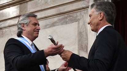 Mauricio Macri entrega el bastón de mando a Alberto Fernández el pasado martes.