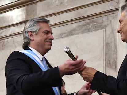 Mauricio Macri entrega el bastón de mando a Alberto Fernández el pasado martes.
