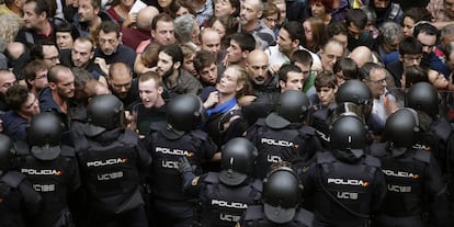 Agentes antidisturbios forman un cordón en los alrededores del colegio Ramón Llull.