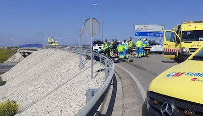 Sanitarios del Summa atienden al guardia civil atropellado en Casarrubuelos. AUGC