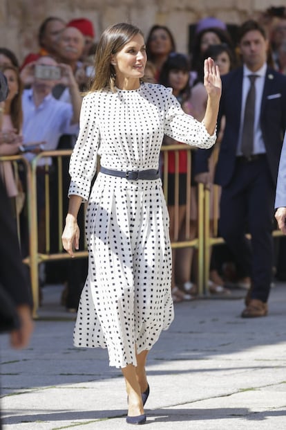 La reina Letizia, en la Universidad de Salamanca, con un vestido blanco con lunares azul marino de Massimo Dutti.