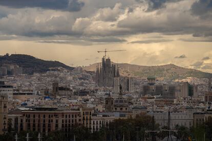 Vista de Barcelona y la catedral Sagrada Familia.