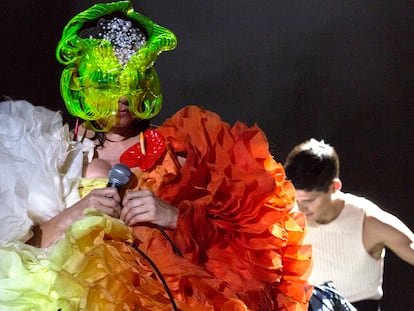 Björk y Arca, durante una actuación en Los Ángeles en 2017.