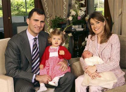 Ya con la infanta Leonor, ésta es la primera foto oficial de toda la familia de los Príncipes de Asturias.