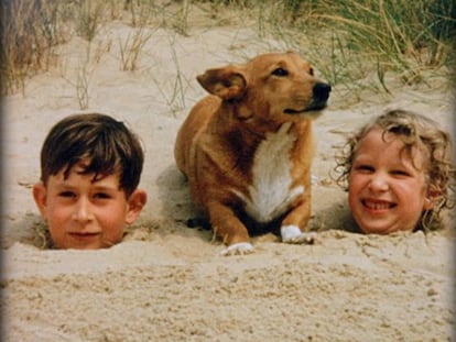 El pr&iacute;ncipe Carlos y la princesa Ana jugando en la arena en la playa de Norfolk, en el verano de 1957.
 