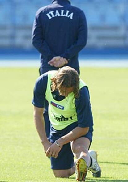 Totti, con Trapattoni a su espalda, en el entrenamiento de Italia del miércoles.