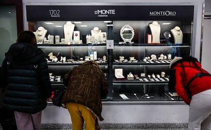 Clientes de Monte de Piedad observan algunas de las joyas que salen a subasta este miércoles en una puja presencial extraordinaria en La Casa Encendida, en Madrid.