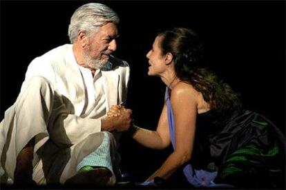 Mario Vargas Llosa y Aitana Sánchez-Gijón, durante su actuación en el Teatro Romano de Mérida.